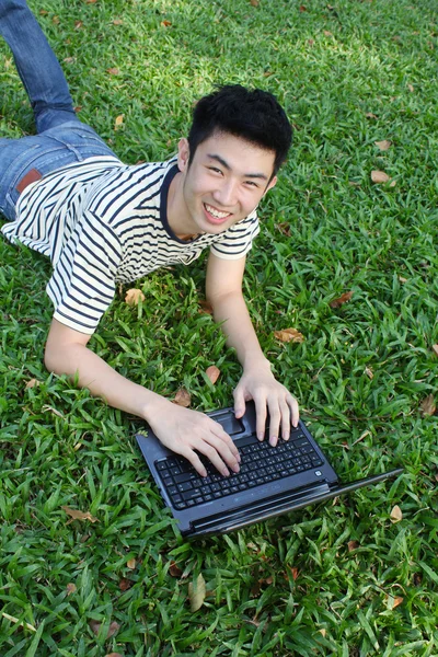 Joven trabajando en el parque — Foto de Stock