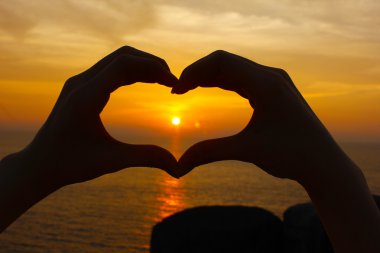 aşk şekli el siluet