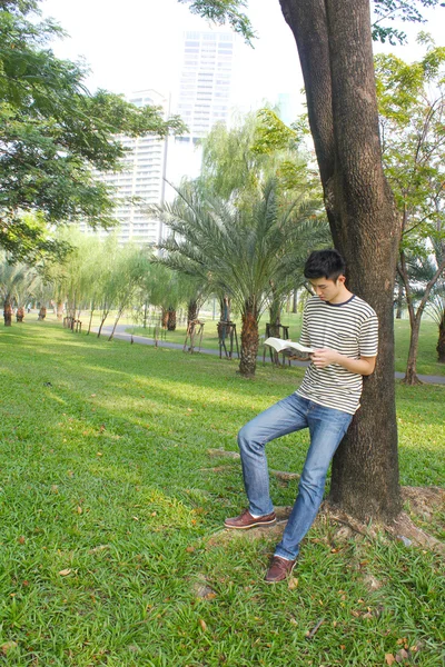 年轻人在公园里读书 — 图库照片