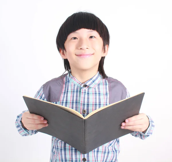 Portrait de jeune garçon heureux avec livre — Photo