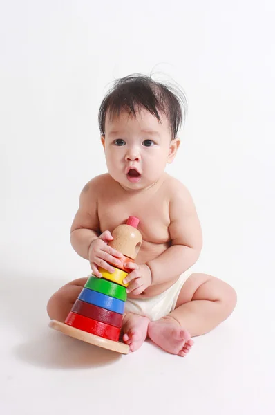 Bebê bonito brincando com pirâmide de brinquedo colorido — Fotografia de Stock