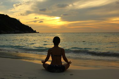 Pratik Yoga sahilde kadın siluet