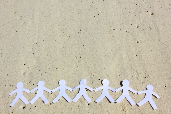 Família de papel na praia . — Fotografia de Stock