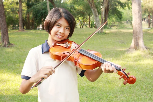 행복 한 여자 그녀의 바이올린 연주 — 스톡 사진