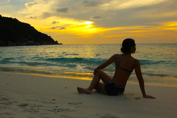 Silhouette de femme pratiquant le yoga sur la plage — Photo