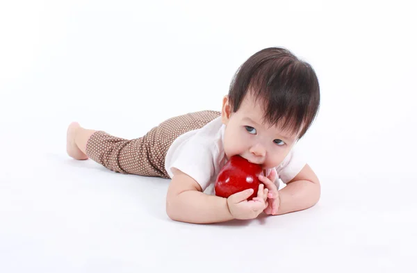 Bebê bonito com maçã vermelha (comer alimentos saudáveis ) — Fotografia de Stock
