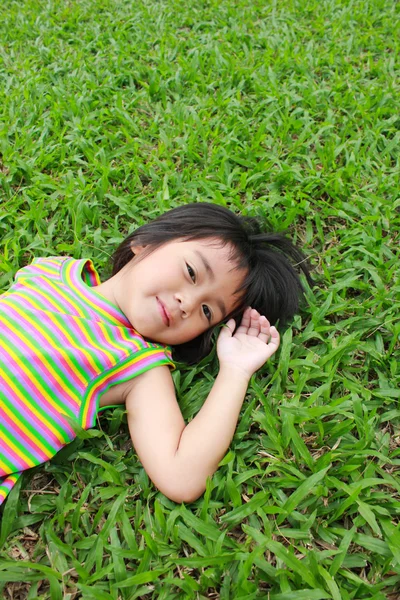 Relaxante no parque. — Fotografia de Stock