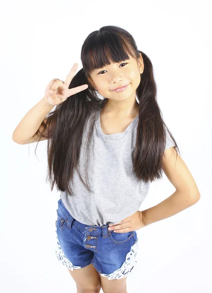 Retrato de jovem bonito menina postando com dois dedos . — Fotografia de Stock