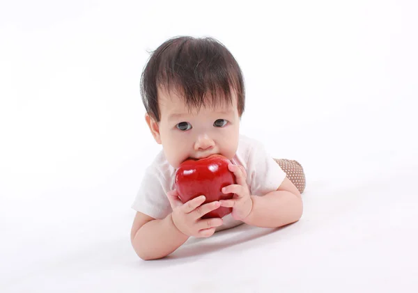 Bebê bonito com maçã vermelha (comer alimentos saudáveis ) — Fotografia de Stock