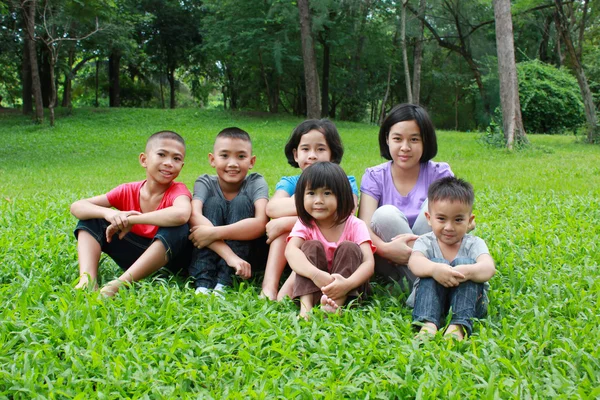 Seis asiático crianças ter um bom tempo no parque — Fotografia de Stock