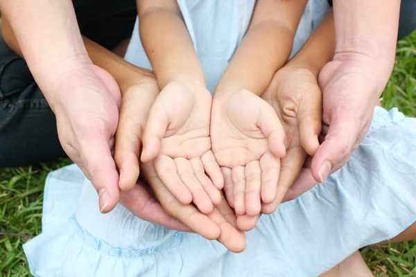 Volwassen handen met kind handen — Stockfoto