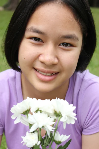 Schattig meisje bedrijf witte bloemen — Stockfoto