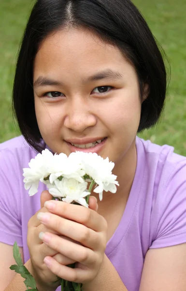 Schattig meisje bedrijf witte bloemen — Stockfoto