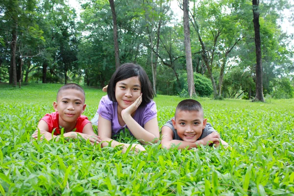 三个亚洲孩子在公园里玩得很开心 — 图库照片