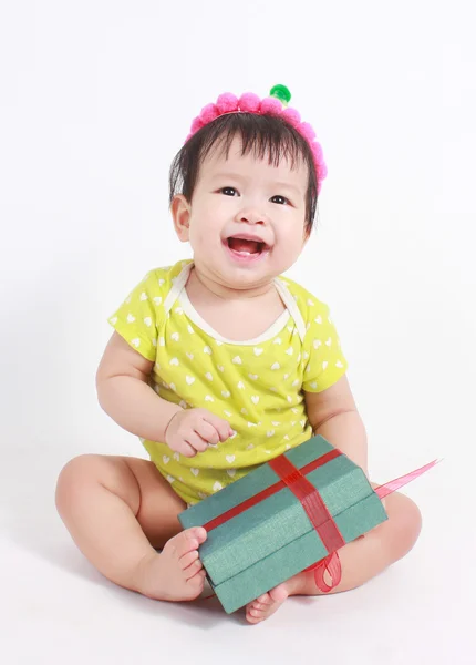 Bonito bebê rindo usando chapéu de festa — Fotografia de Stock