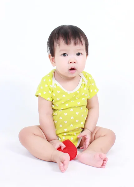 Gyönyörű gyermek, aranyos baby gazdaságban egy piros szív — Stock Fotó