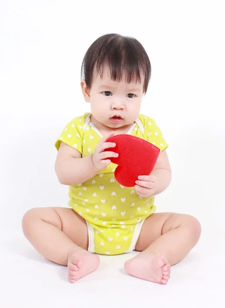 Hermoso niño, lindo bebé sosteniendo un corazón rojo —  Fotos de Stock