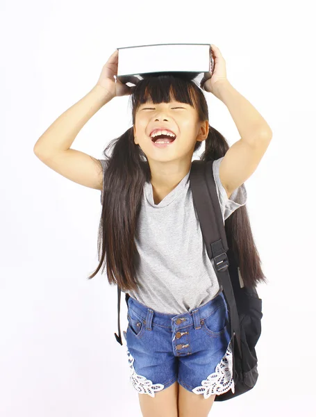 Pequeña chica asiática sosteniendo los libros con su mochila —  Fotos de Stock