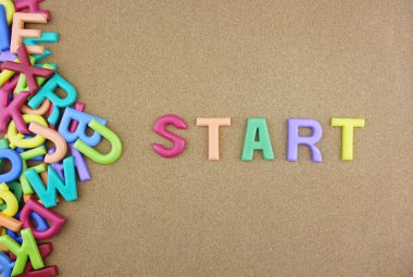 Renkli kelime yanındaki diğer harfler yığını 