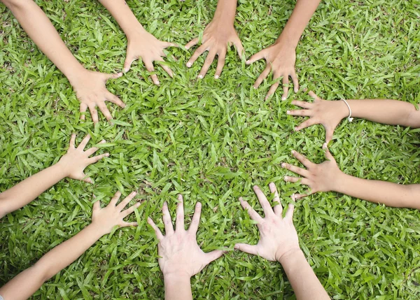 Manos multiculturales de los niños — Foto de Stock