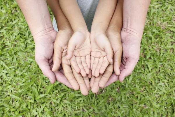 Erwachsene Hände halten Kinderhände — Stockfoto