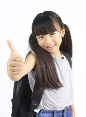 Beyaz arka plan üzerinde başparmak ile Asyalı kız