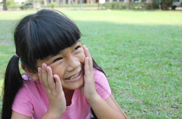 Asiático Chica Sentado Verde Hierba Sonriendo —  Fotos de Stock