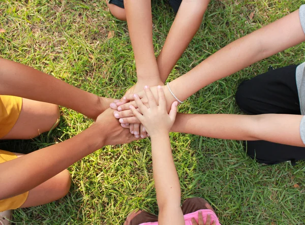 Manos multiculturales — Foto de Stock