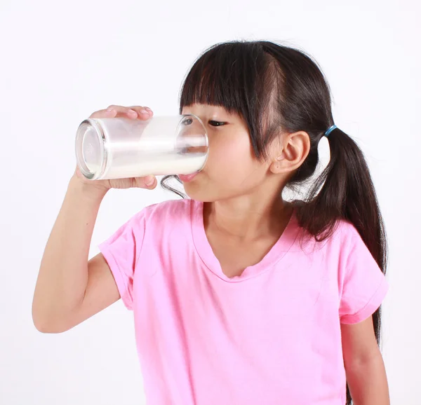 Ung flicka konsumtionsmjölk — 图库照片