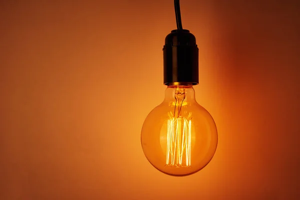 Винтажная Лампочка Оранжевом Фоне Копировальным Местом Светящаяся Лампочка Эдисона — стоковое фото