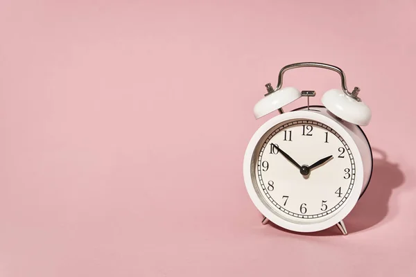 Fehér Ébresztőóra Árnyékot Hagy Pasztell Rózsaszín Háttér Kreatív Minimális Idő — Stock Fotó