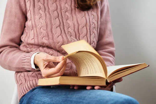 Frau Sitzt Und Liest Buch Entspanntes Konzept — Stockfoto