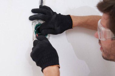 Beton duvara kablo döşemek için elektrik prizi taktırdım. Yenileme konsepti