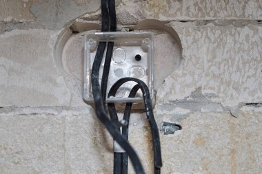 Beton duvara kablo döşemek için soket. Yenileme konsepti