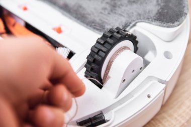 Robot elektrik süpürgesini tamir et, kapat. Ev aletleri servisi.