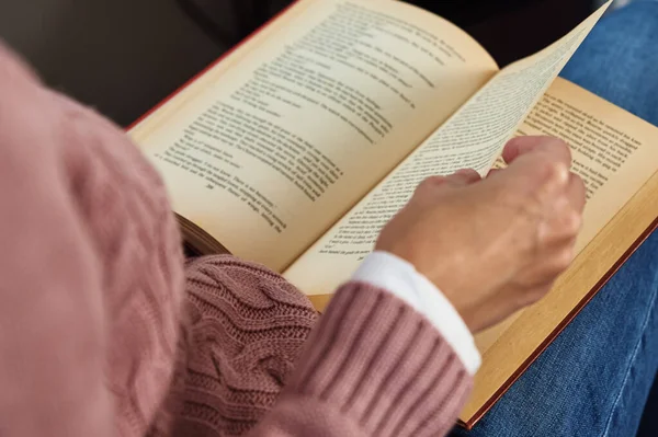 Mujer Sentada Leyendo Libro Concepto Relajante —  Fotos de Stock