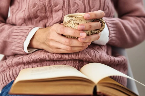 Mujer Sentada Leyendo Libro Concepto Relajante —  Fotos de Stock