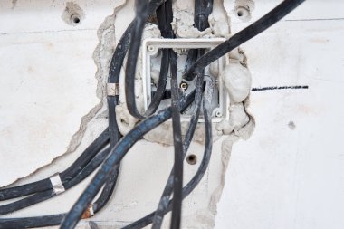 Beton duvara kablo döşemek için soket. Yenileme konsepti