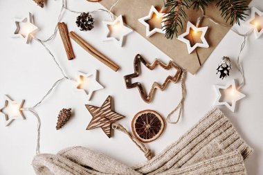 Noel süsü. Konforlu bir ev ve sarılma arka planı. Beyaz arka planda süslemeleri olan yün çoraplar