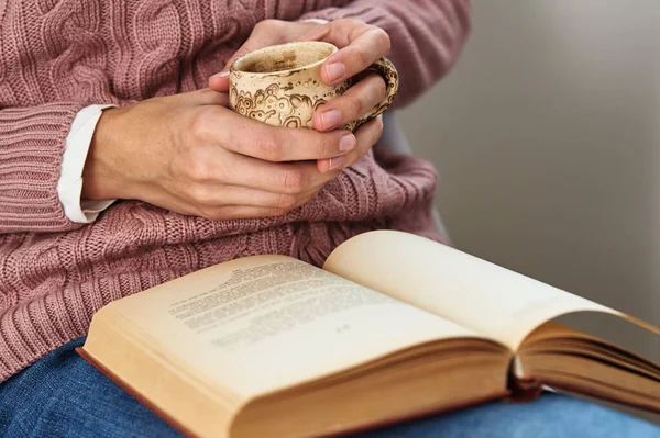 Oturan Kitap Okuyan Bir Kadın Rahatlatıcı Kavram — Stok fotoğraf