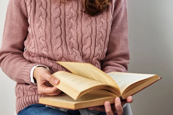 Oturan Kitap Okuyan Bir Kadın Rahatlatıcı Kavram — Stok fotoğraf
