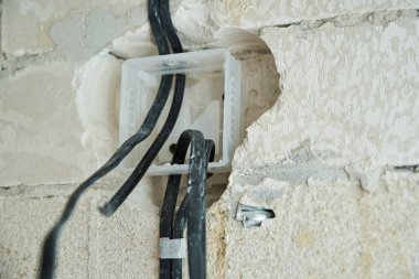 Beton duvara kablo döşemek için soket. Yenileme konsepti