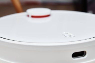 Robot elektrikli süpürge zemin üzerinde çalışıyor. Modern akıllı ev