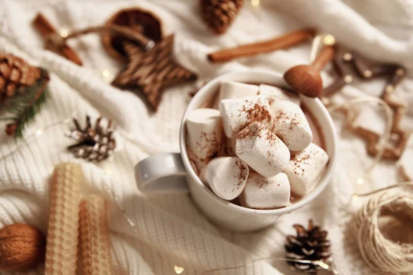 Tasse Heiße Schokolade Mit Marshmallow Und Weihnachtsdekoration Winterliches Wohnkonzept — Stockfoto