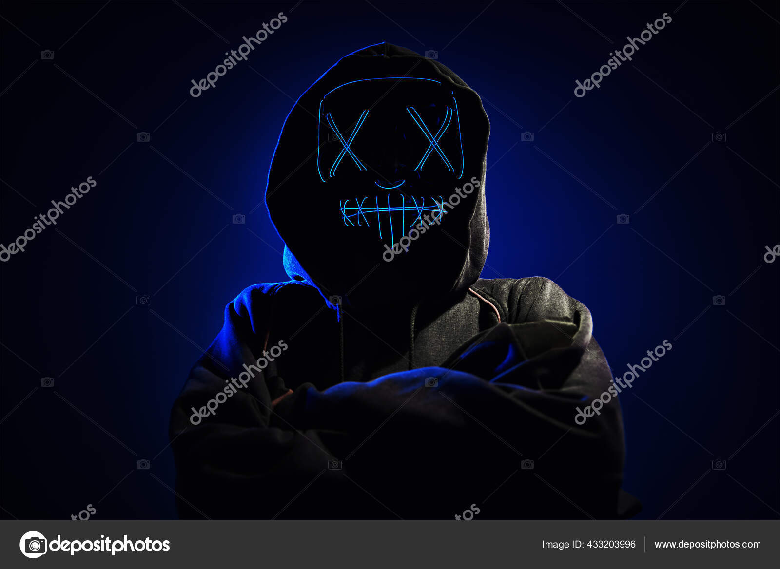 cara assustador em óculos, máscara e capuz. iluminação neon. jovem europeu  está no estúdio escuro 15363659 Foto de stock no Vecteezy