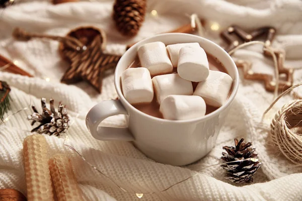 Tasse Heiße Schokolade Mit Marshmallow Und Weihnachtsdekoration Winterliches Wohnkonzept — Stockfoto