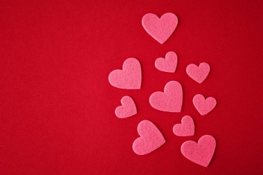 Sevgililer Günü geçmişi. Kırmızı arka planda pembe kalpler. Sevgililer Günü konsepti. Üst manzara, düz uzanma