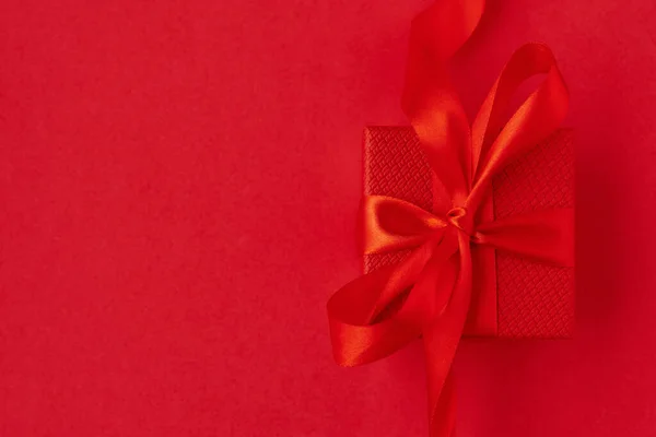 Walentynki Tle Pudełko Świąteczną Wstążką Czerwonym Tle Koncepcja Walentynek Widok — Zdjęcie stockowe