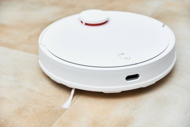 Robot elektrikli süpürge zemin üzerinde çalışıyor. Modern akıllı ev