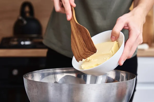 Las Manos Ponen Mantequilla Bol Receta Cocina —  Fotos de Stock